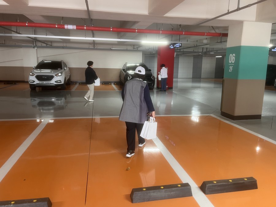 이웃을 만나러 흩어져 걸어가는 전도팀의 뒷모습