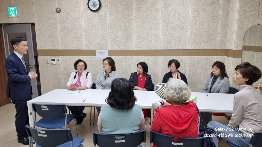 둘러앉아 말씀을 듣고 마음을 나누는 전도팀